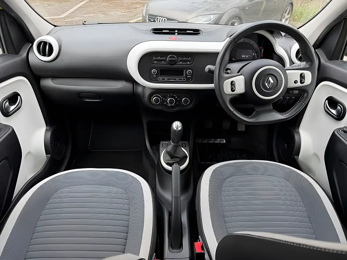 Used 2016 Renault Twingo Dynamique Yellow - Interior and Exterior details 15