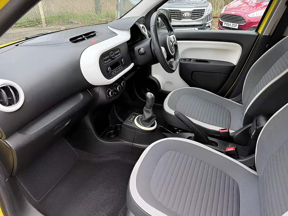 Used 2016 Renault Twingo Dynamique Yellow - Interior and Exterior details 17