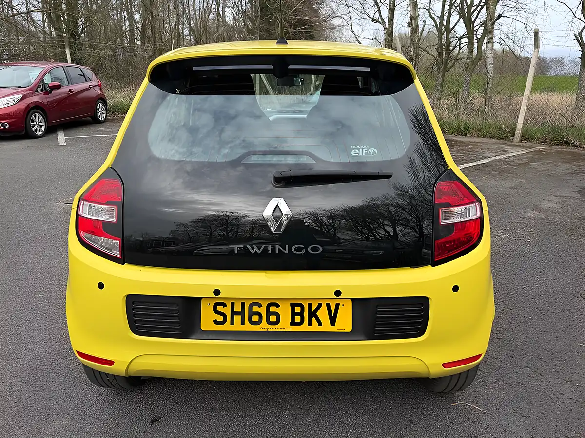Used 2016 Renault Twingo Dynamique Yellow - Interior and Exterior details 5