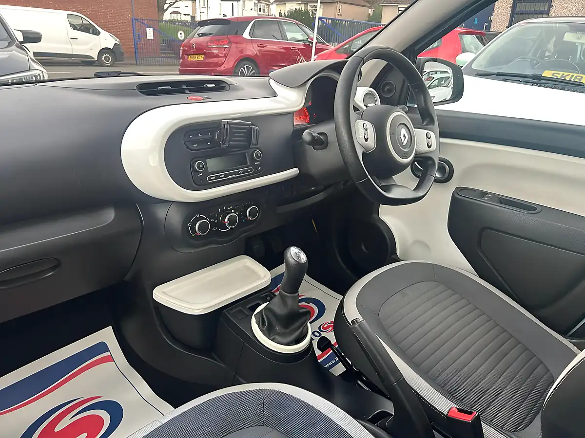 Used 2016 Renault Twingo Play Blue - Interior and Exterior details 11
