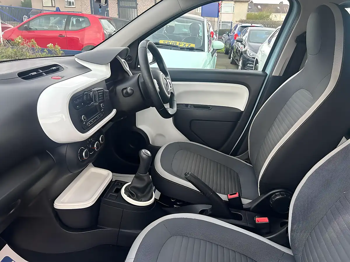 Used 2016 Renault Twingo Play Blue - Interior and Exterior details 12