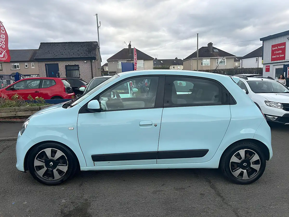 Used 2016 Renault Twingo Play Blue - Interior and Exterior details 2