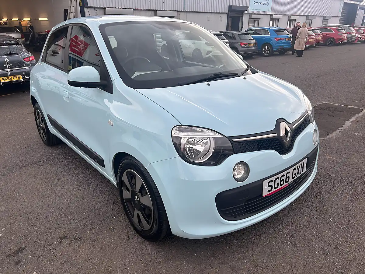 Used 2016 Renault Twingo Play Blue - Interior and Exterior details 4