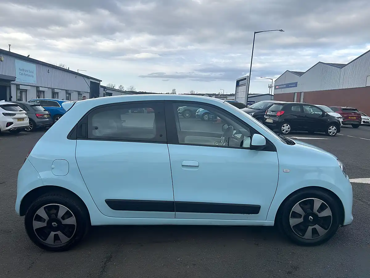 Used 2016 Renault Twingo Play Blue - Interior and Exterior details 7