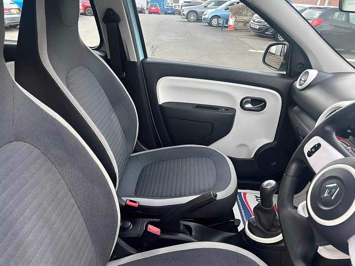 Used 2016 Renault Twingo Play Blue - Interior and Exterior details 9