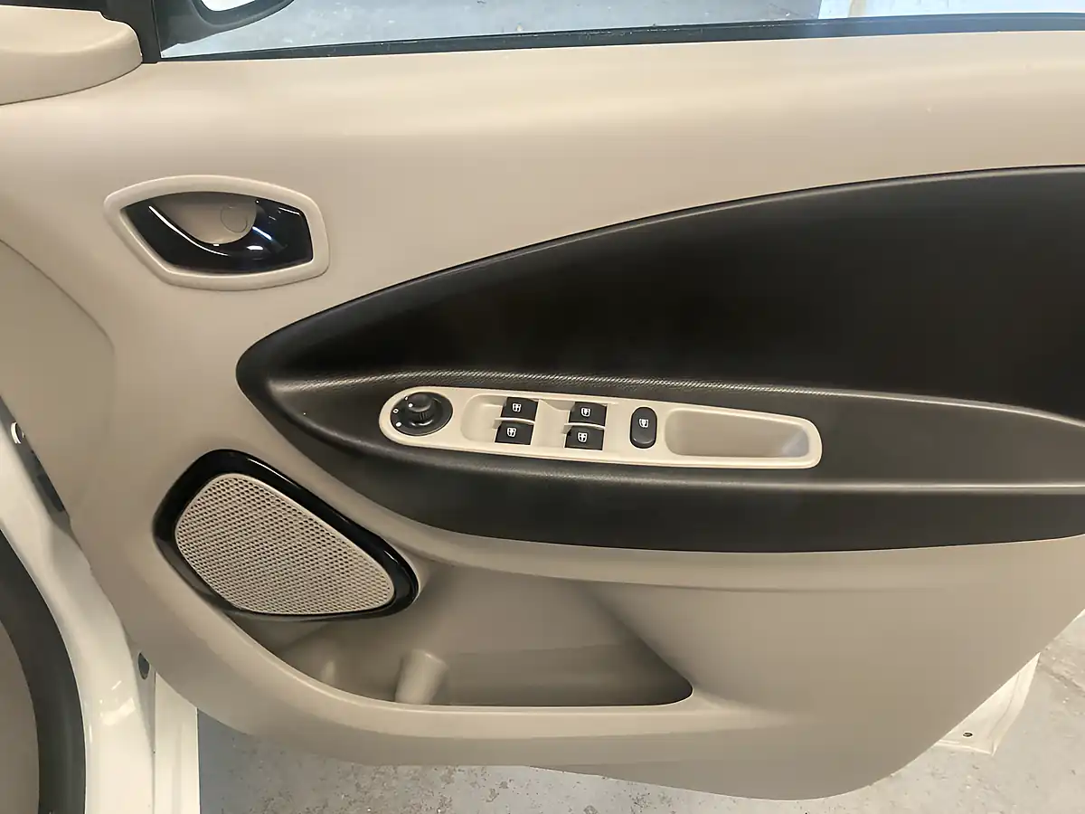 Used 2016 Renault Zoe Dynamique Nav White - Interior and Exterior details 13