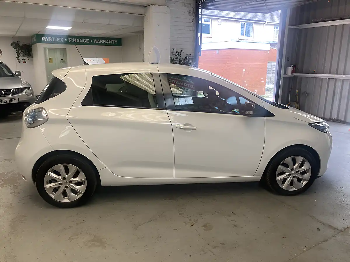 Used 2016 Renault Zoe Dynamique Nav White - Interior and Exterior details 7