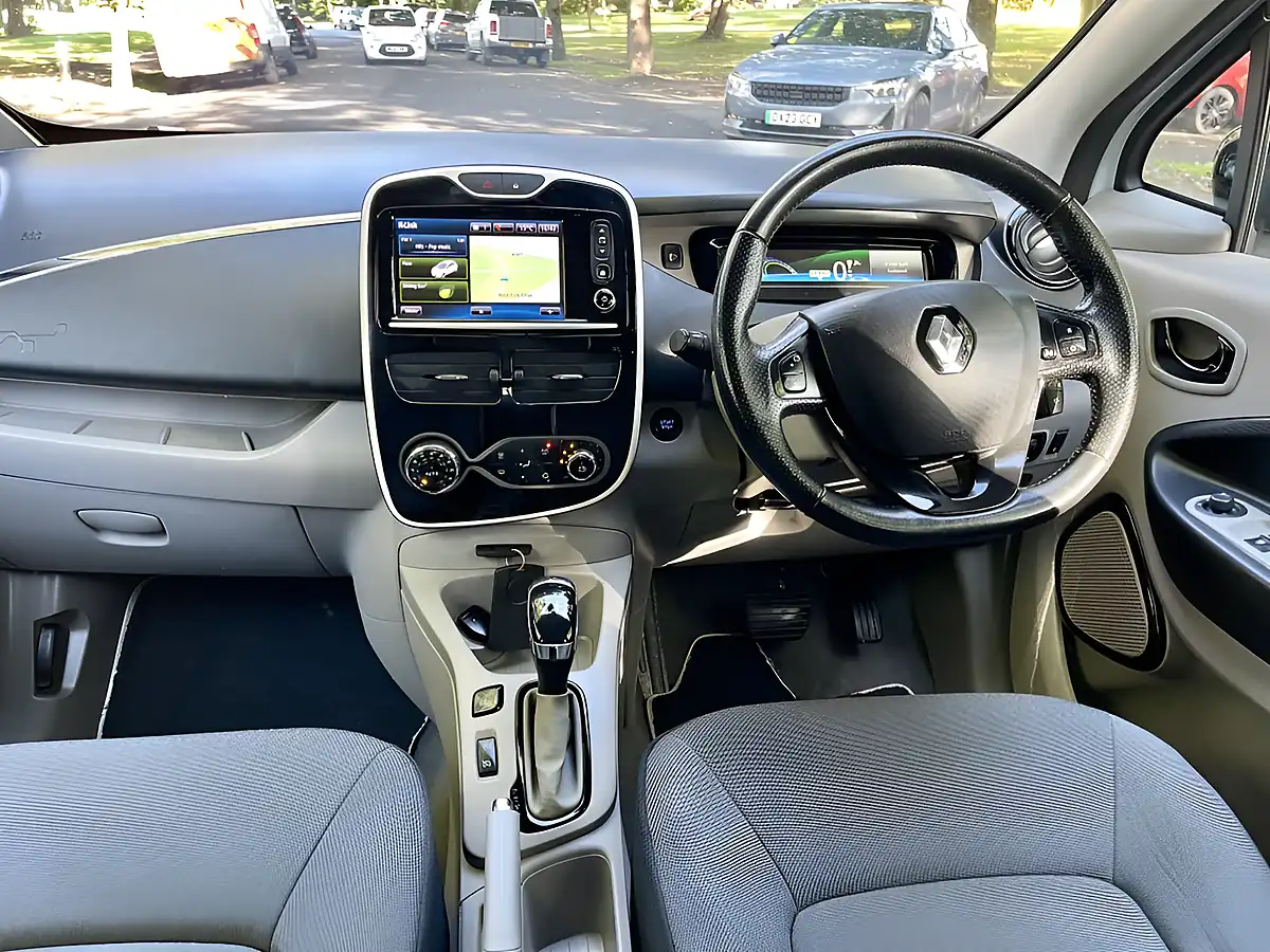 Used 2016 Renault Zoe Dynamique Nav White - Interior and Exterior details 11