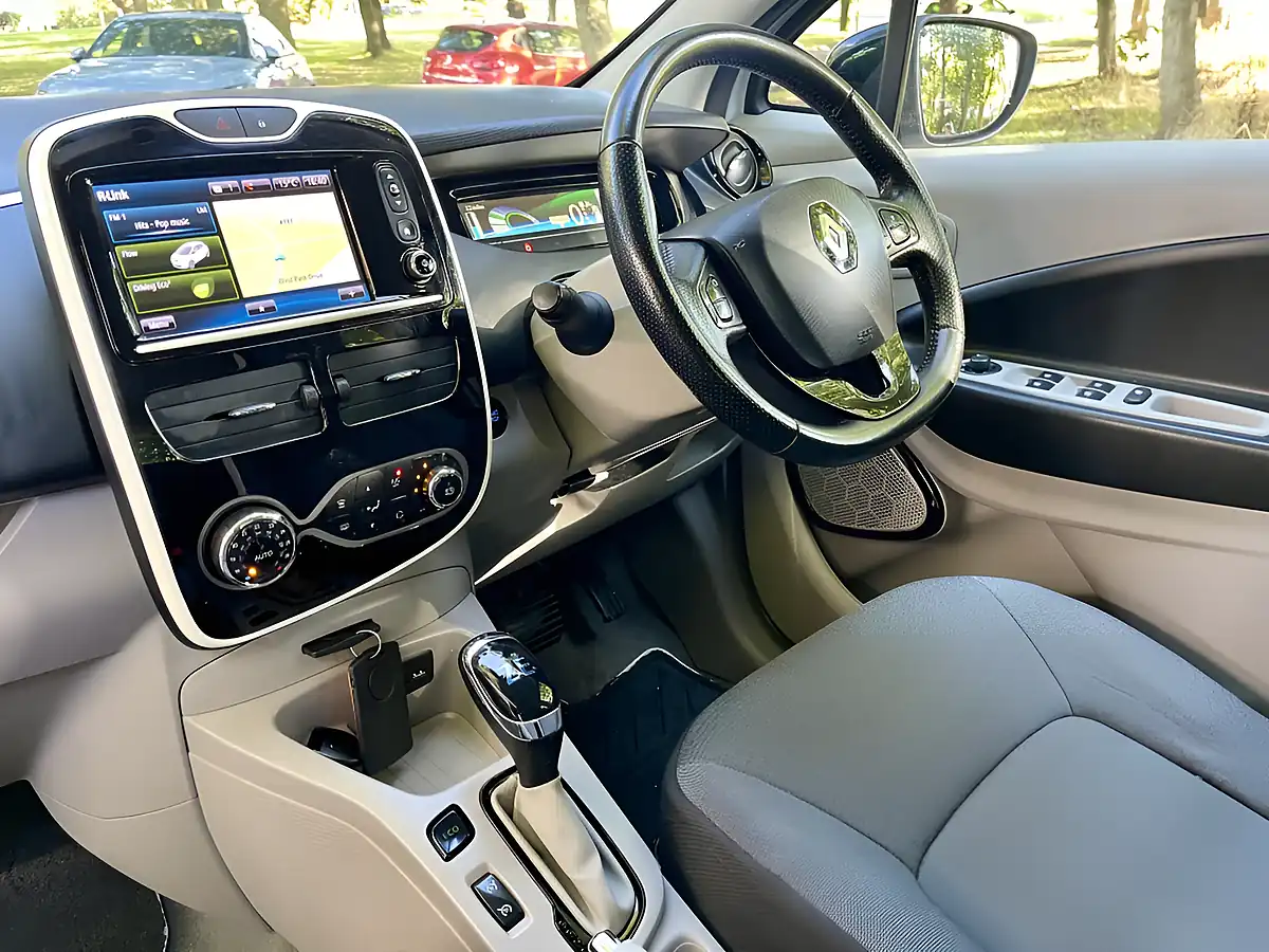Used 2016 Renault Zoe Dynamique Nav White - Interior and Exterior details 13