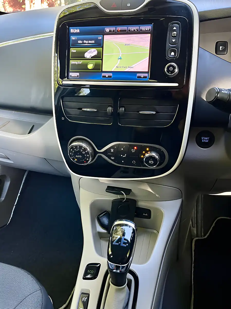 Used 2016 Renault Zoe Dynamique Nav White - Interior and Exterior details 15