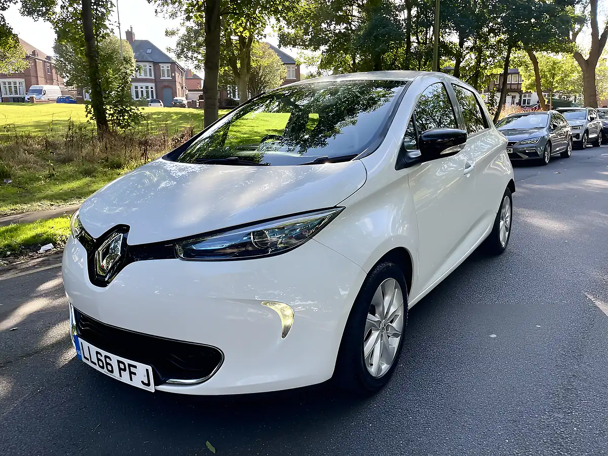 Used 2016 Renault Zoe Dynamique Nav White - Interior and Exterior details 3