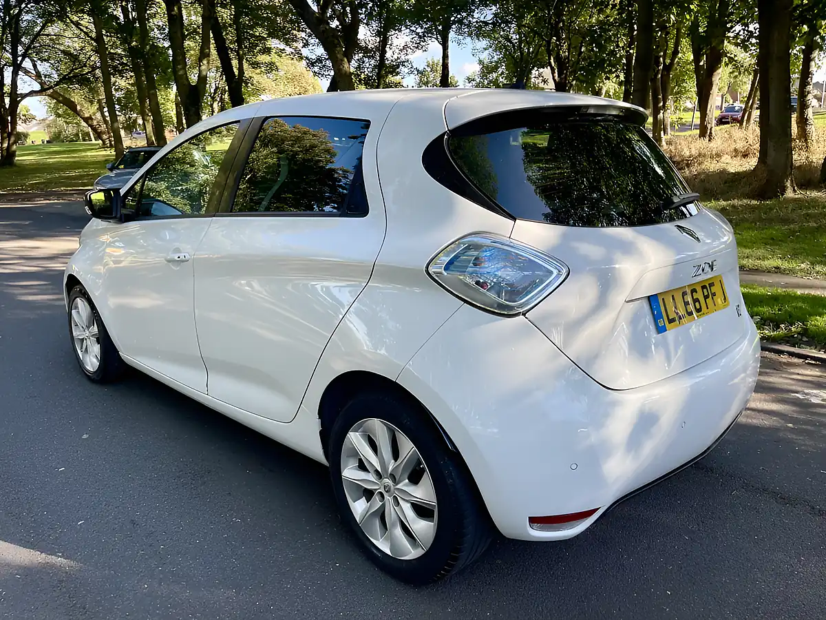Used 2016 Renault Zoe Dynamique Nav White - Interior and Exterior details 5