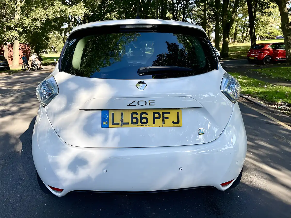 Used 2016 Renault Zoe Dynamique Nav White - Interior and Exterior details 6