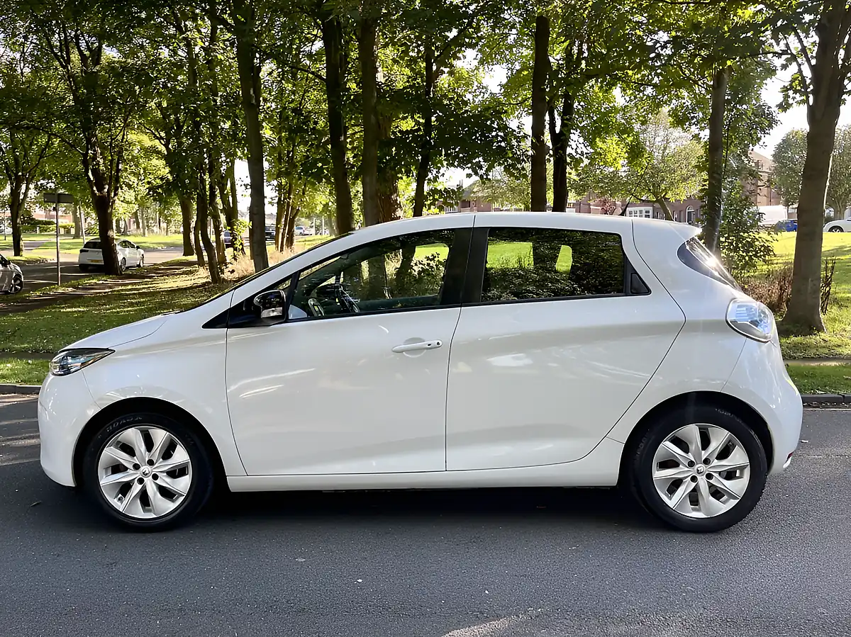Used 2016 Renault Zoe Dynamique Nav White - Interior and Exterior details 9