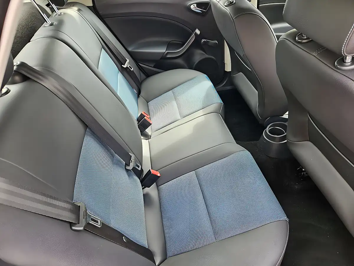 Used 2016 SEAT Ibiza Connect Silver - Interior and Exterior details 12