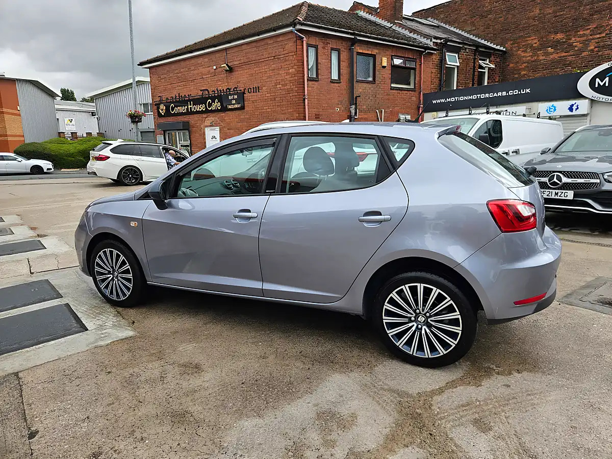 Used 2016 SEAT Ibiza Connect Silver - Interior and Exterior details 16