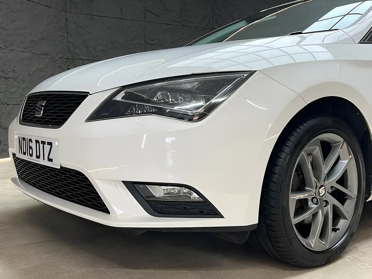 Used 2016 SEAT Leon Se Dynamic Technology Sport Tourer White - Interior and Exterior details 14