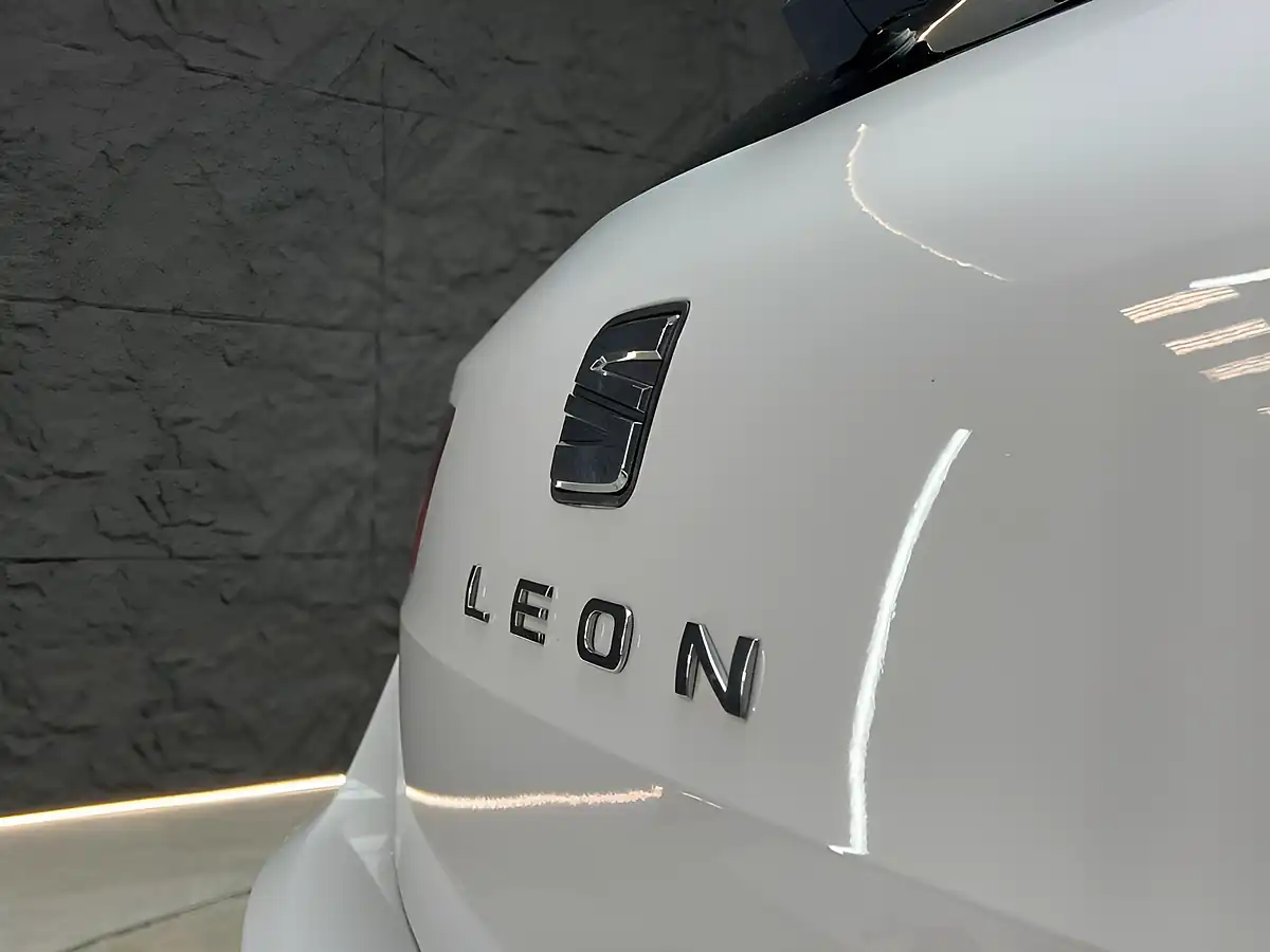 Used 2016 SEAT Leon Se Dynamic Technology Sport Tourer White - Interior and Exterior details 16