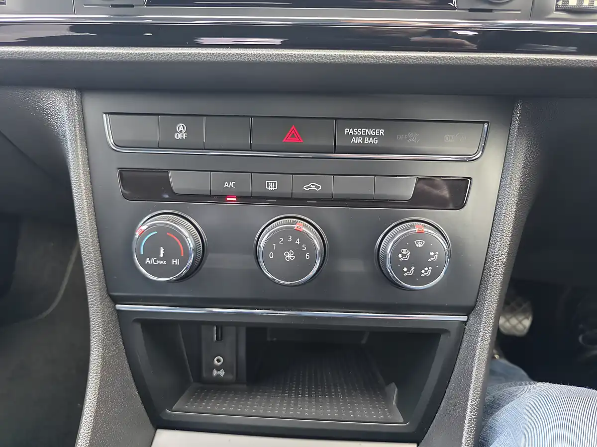 Used 2016 SEAT Leon Se White - Interior and Exterior details 12