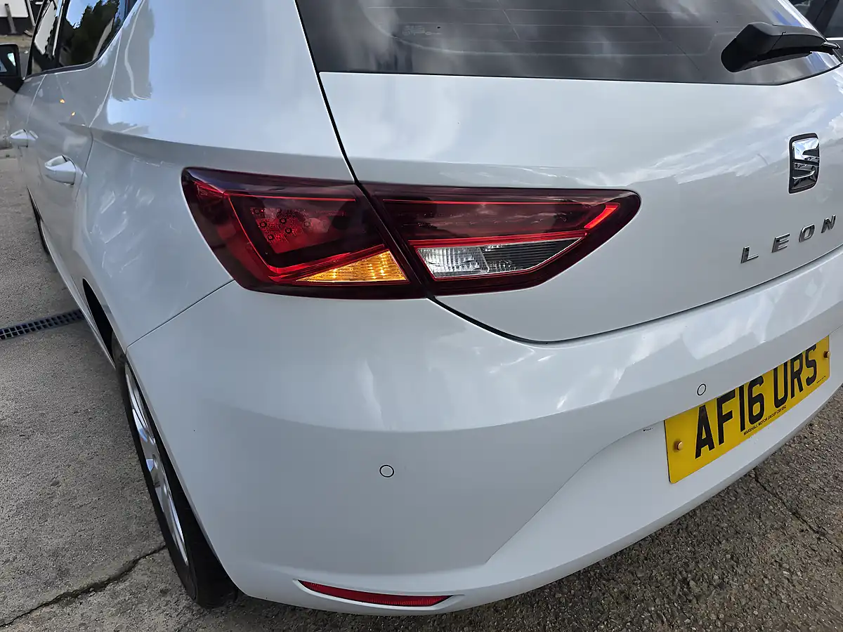 Used 2016 SEAT Leon Se White - Interior and Exterior details 16