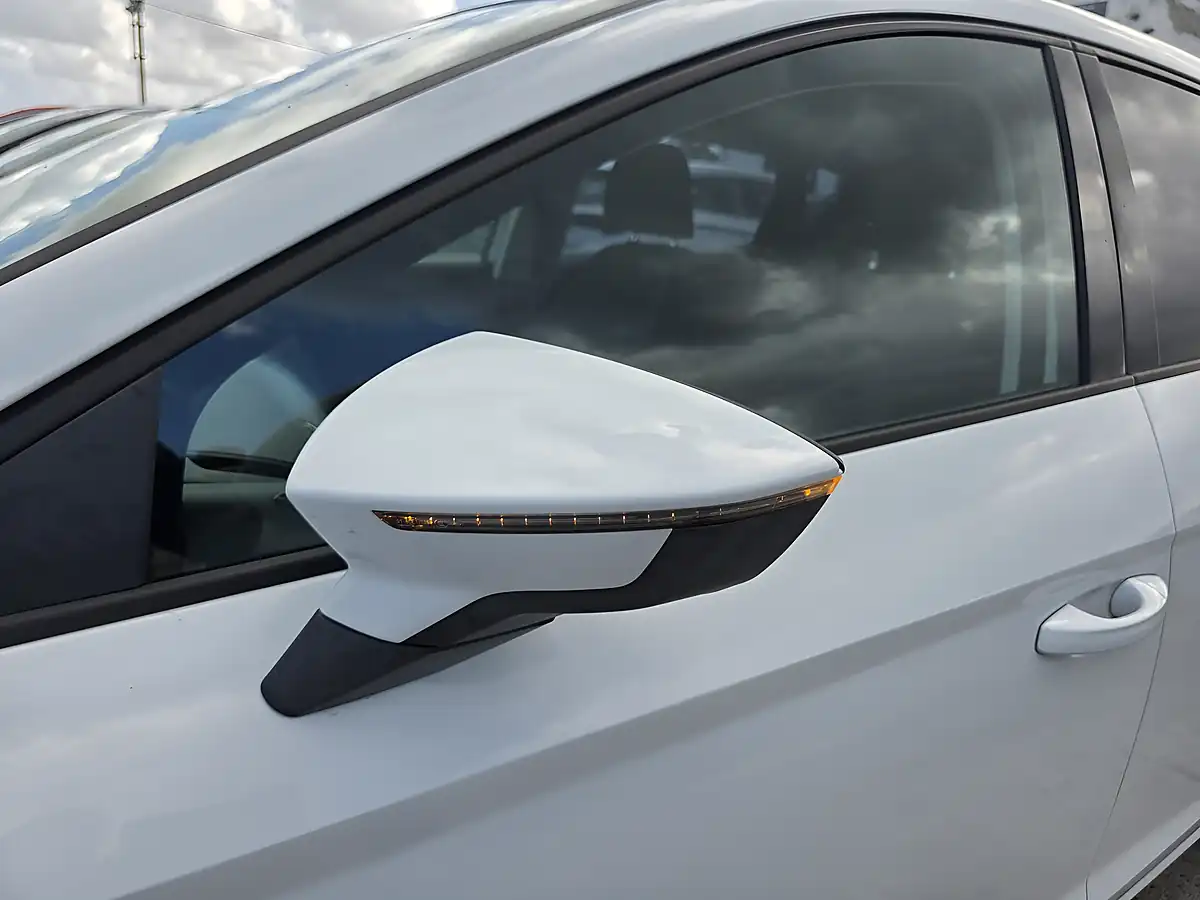 Used 2016 SEAT Leon Se White - Interior and Exterior details 17