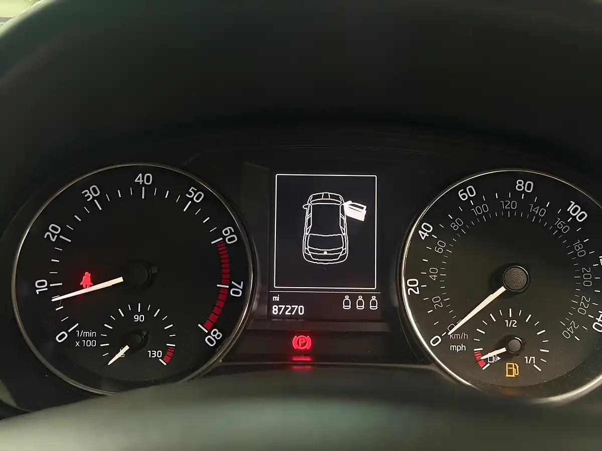 Used 2016 Skoda Fabia Se Silver - Interior and Exterior details 15