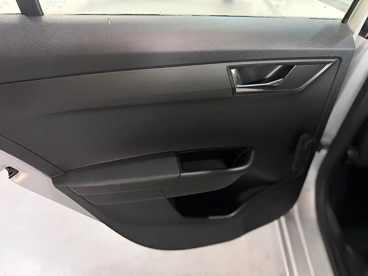 Used 2016 Skoda Fabia Se Silver - Interior and Exterior details 18