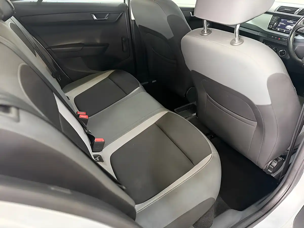 Used 2016 Skoda Fabia Se Silver - Interior and Exterior details 19