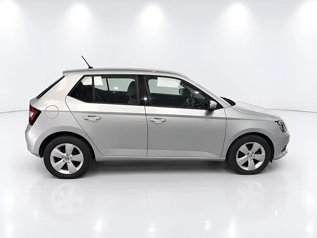 Used 2016 Skoda Fabia Se Silver - Interior and Exterior details 9
