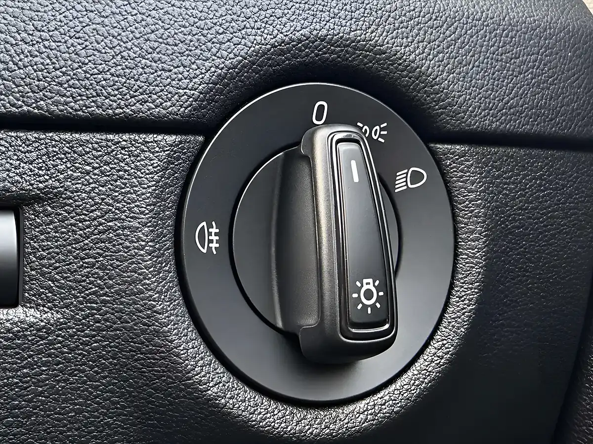 Used 2016 Skoda Octavia S Blue - Interior and Exterior details 18