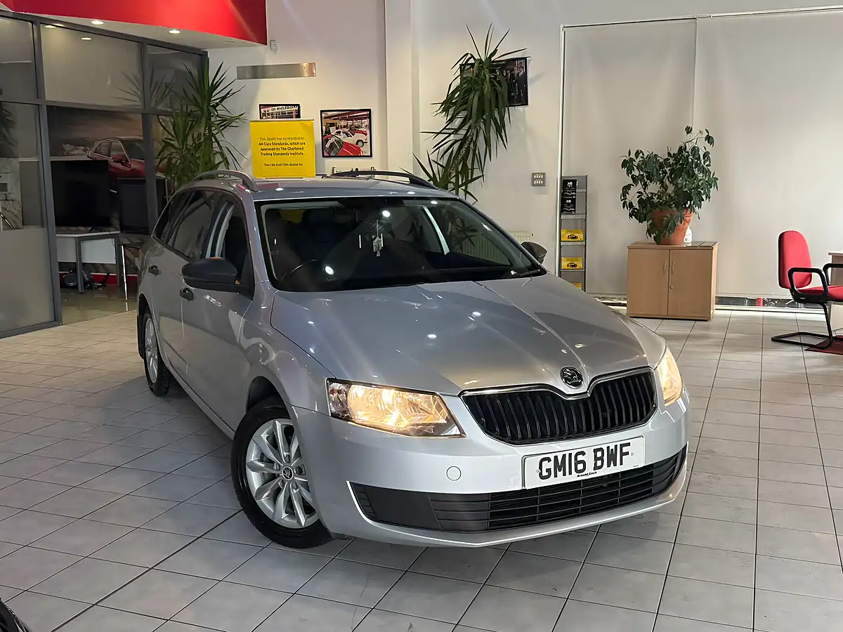 Used 2016 Skoda Octavia S Silver - Front View