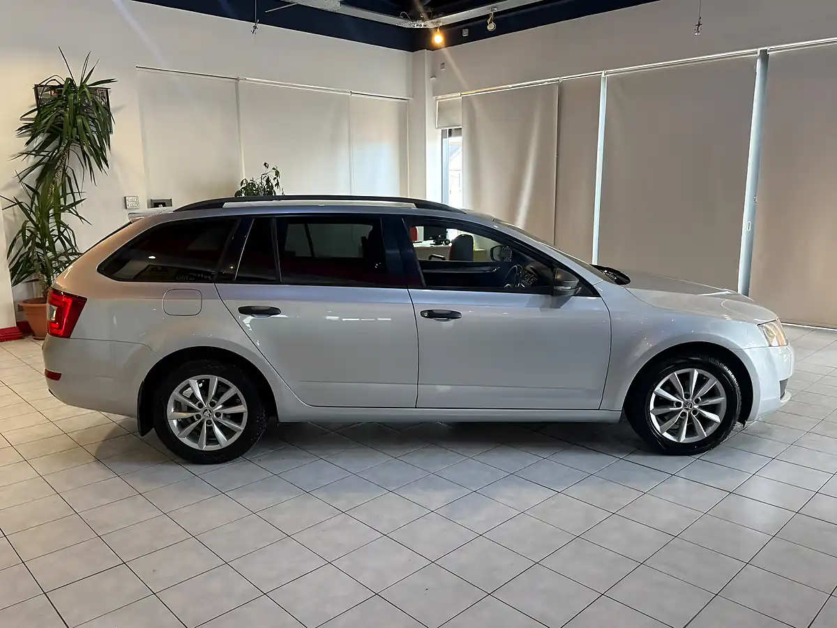 Used 2016 Skoda Octavia S Silver - Interior and Exterior details 12