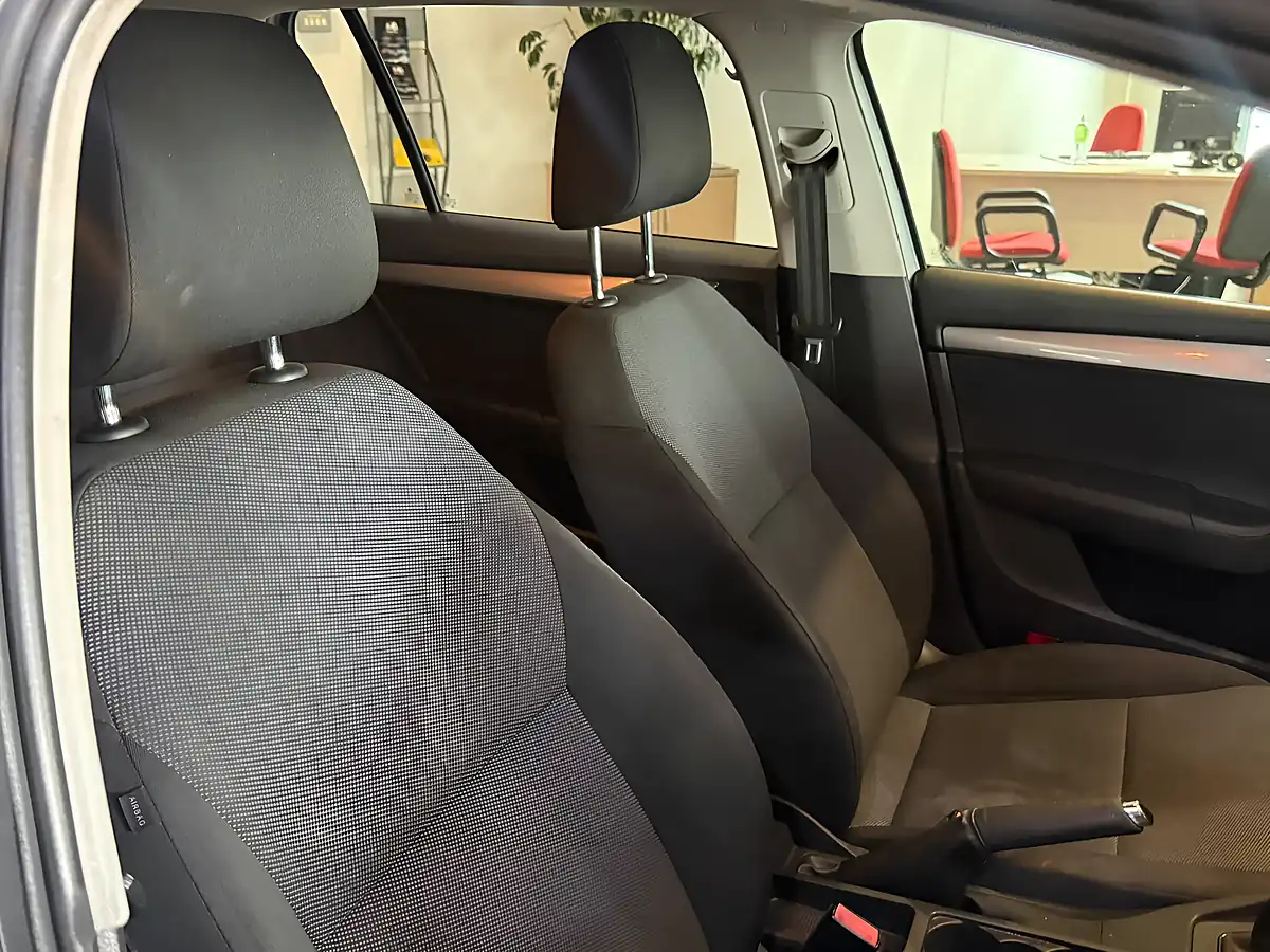 Used 2016 Skoda Octavia S Silver - Interior and Exterior details 15