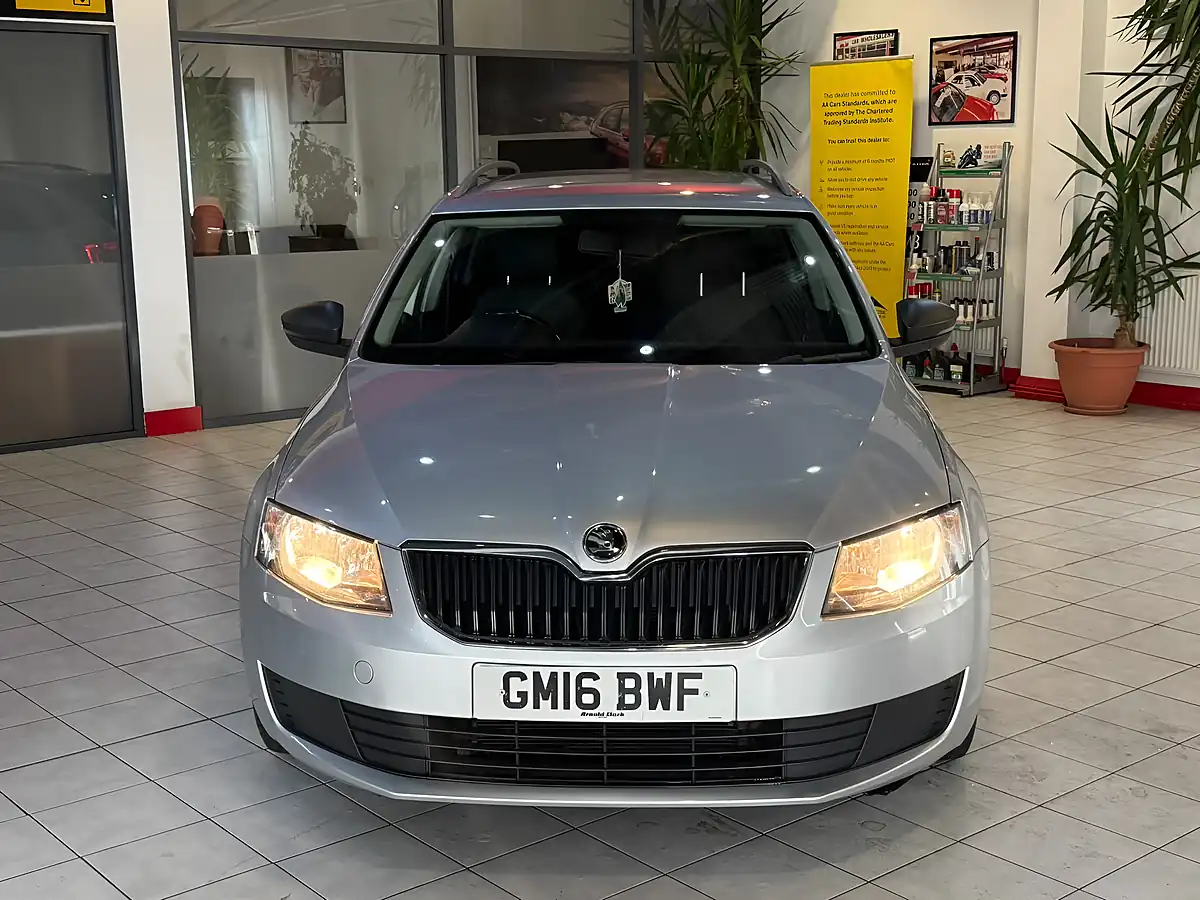 Used 2016 Skoda Octavia S Silver - Interior and Exterior details 4