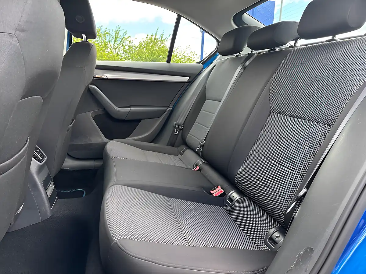 Used 2016 Skoda Octavia Se Blue - Interior and Exterior details 18