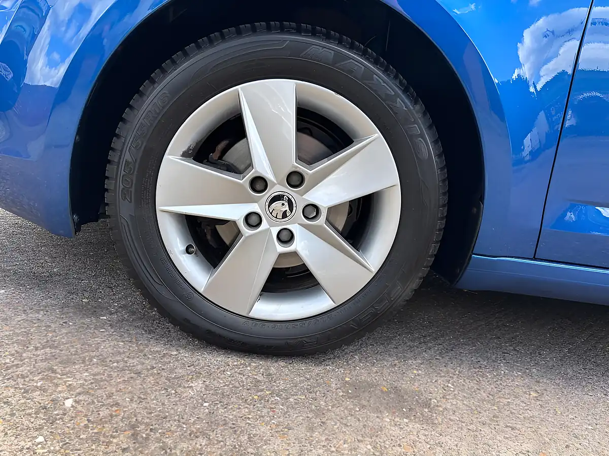 Used 2016 Skoda Octavia Se Blue - Interior and Exterior details 8
