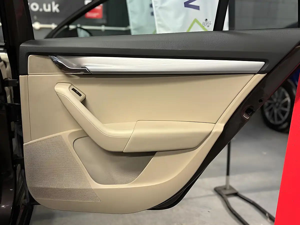 Used 2016 Skoda Octavia Se L Brown - Interior and Exterior details 15