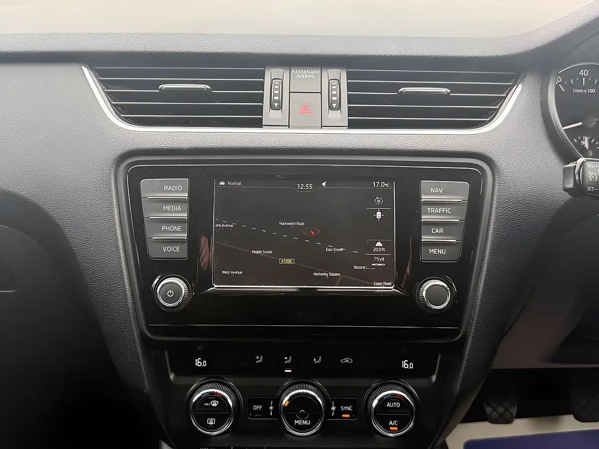 Used 2016 Skoda Octavia Se Sport White - Interior and Exterior details 12