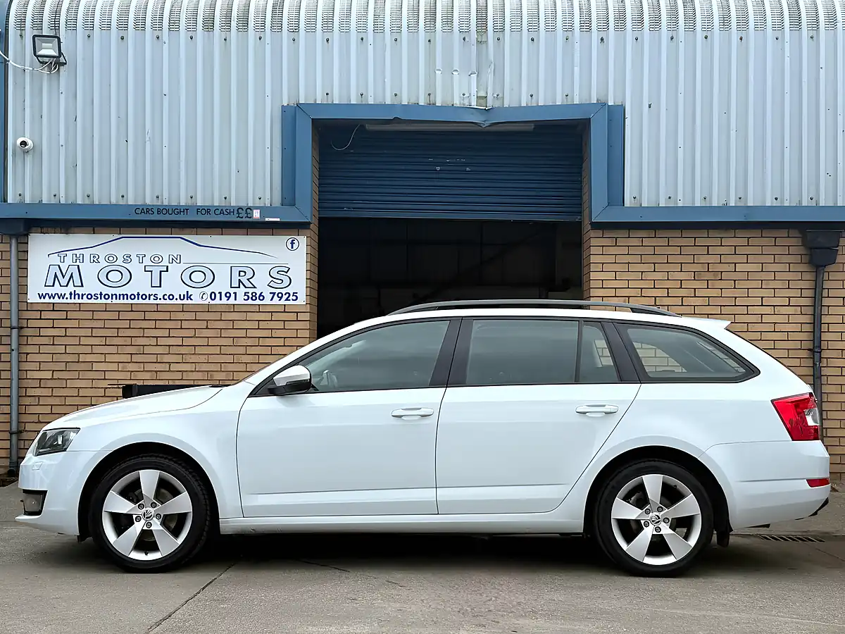 Used 2016 Skoda Octavia Se Sport White - Interior and Exterior details 5