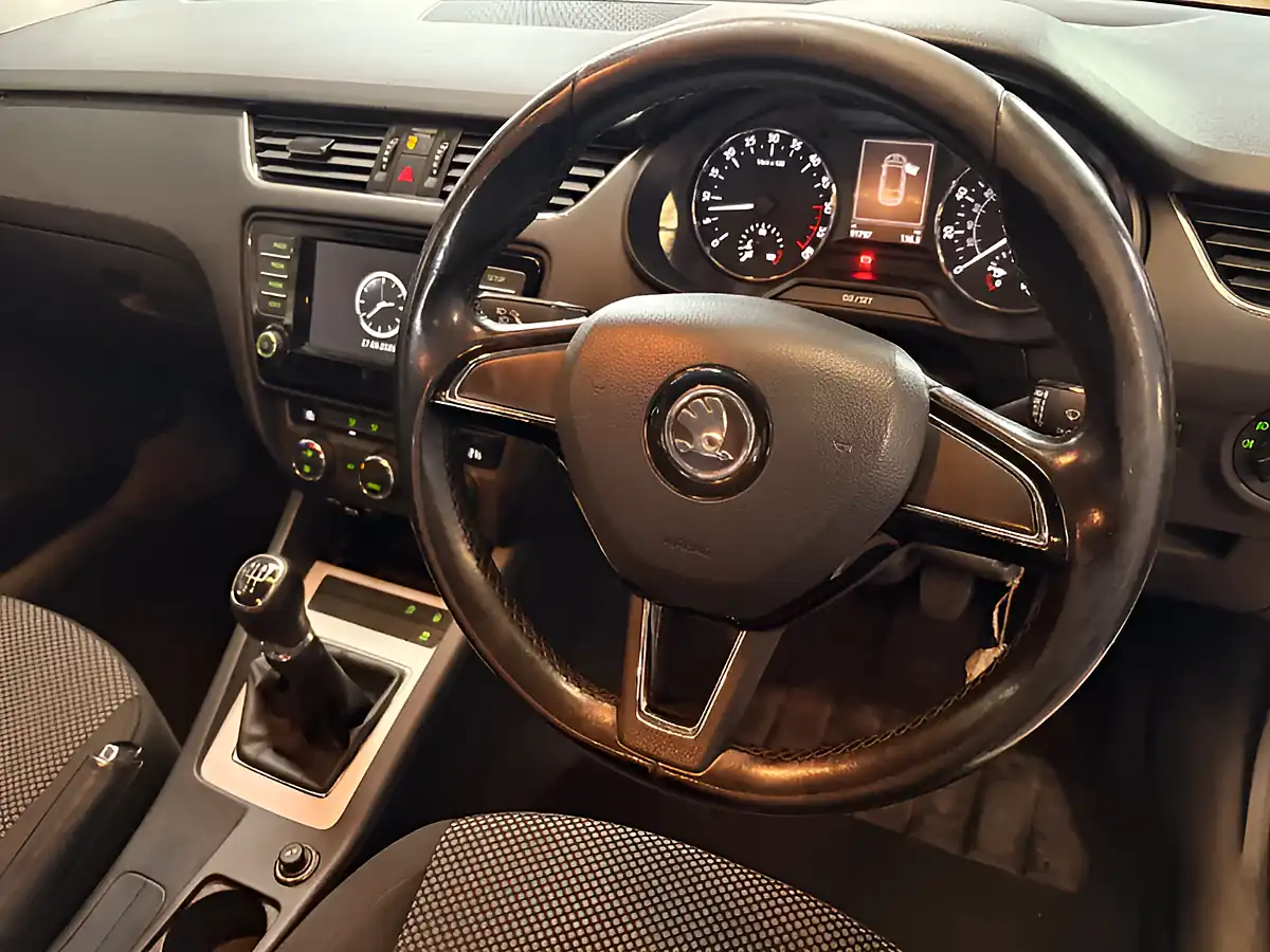 Used 2016 Skoda Octavia Se White - Interior and Exterior details 12