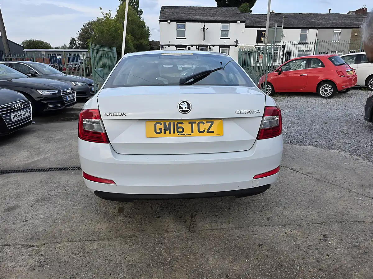 Used 2016 Skoda Octavia Se White - Interior and Exterior details 7