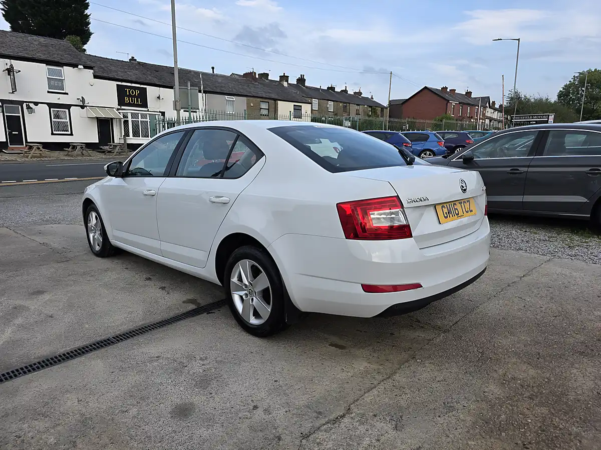 Used 2016 Skoda Octavia Se White - Interior and Exterior details 8