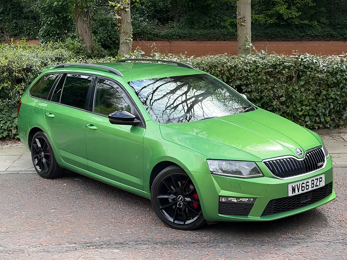 Used 2016 Skoda Octavia VRS Acid Green - Interior and Exterior details 4