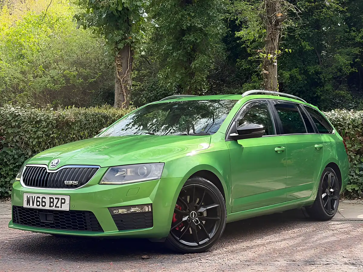 Used 2016 Skoda Octavia VRS Acid Green - Interior and Exterior details 6