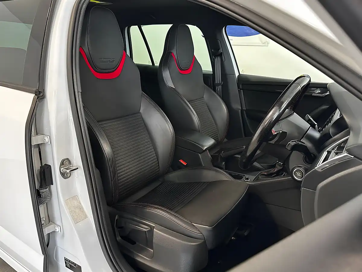 Used 2016 Skoda Octavia VRS Candy White - Interior and Exterior details 11