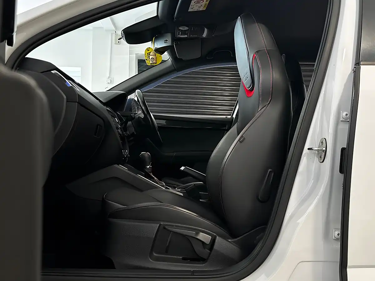 Used 2016 Skoda Octavia VRS Candy White - Interior and Exterior details 12