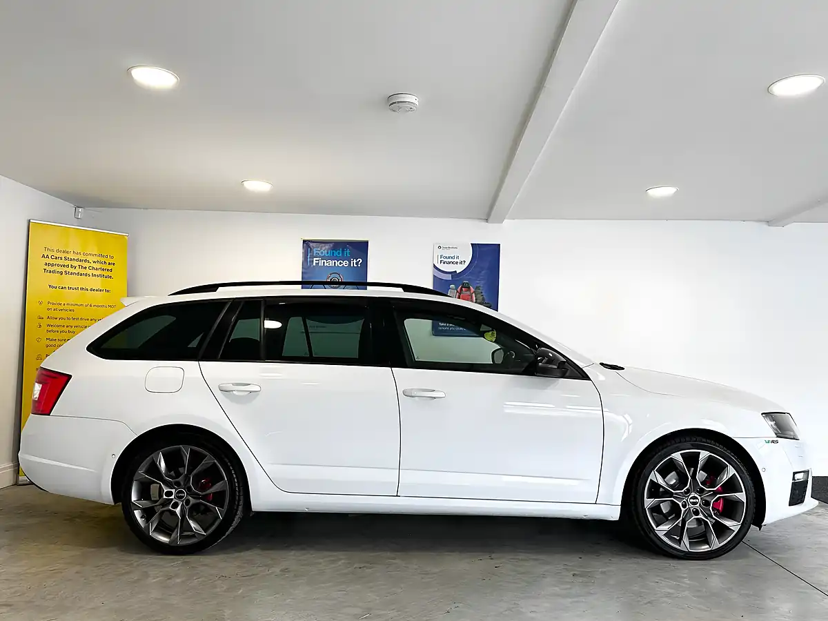 Used 2016 Skoda Octavia VRS Candy White - Interior and Exterior details 6