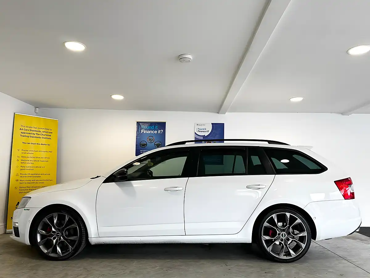 Used 2016 Skoda Octavia VRS Candy White - Interior and Exterior details 8