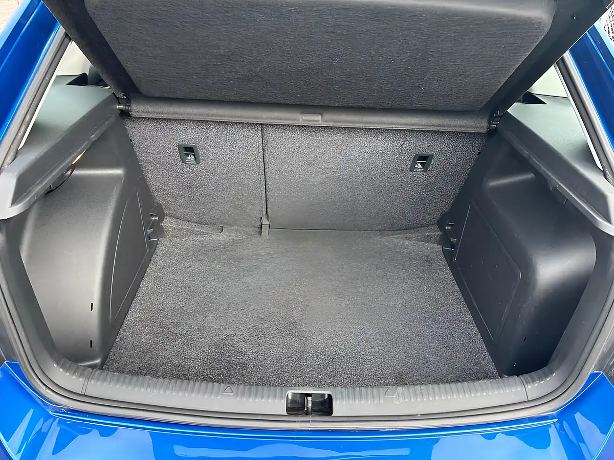 Used 2016 Skoda Rapid Spaceback S Blue - Interior and Exterior details 18