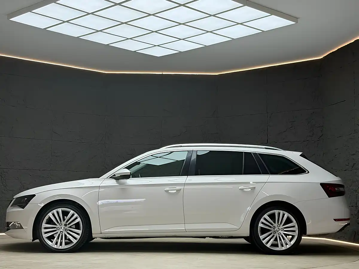 Used 2016 Skoda Superb Se L Executive White - Interior and Exterior details 4